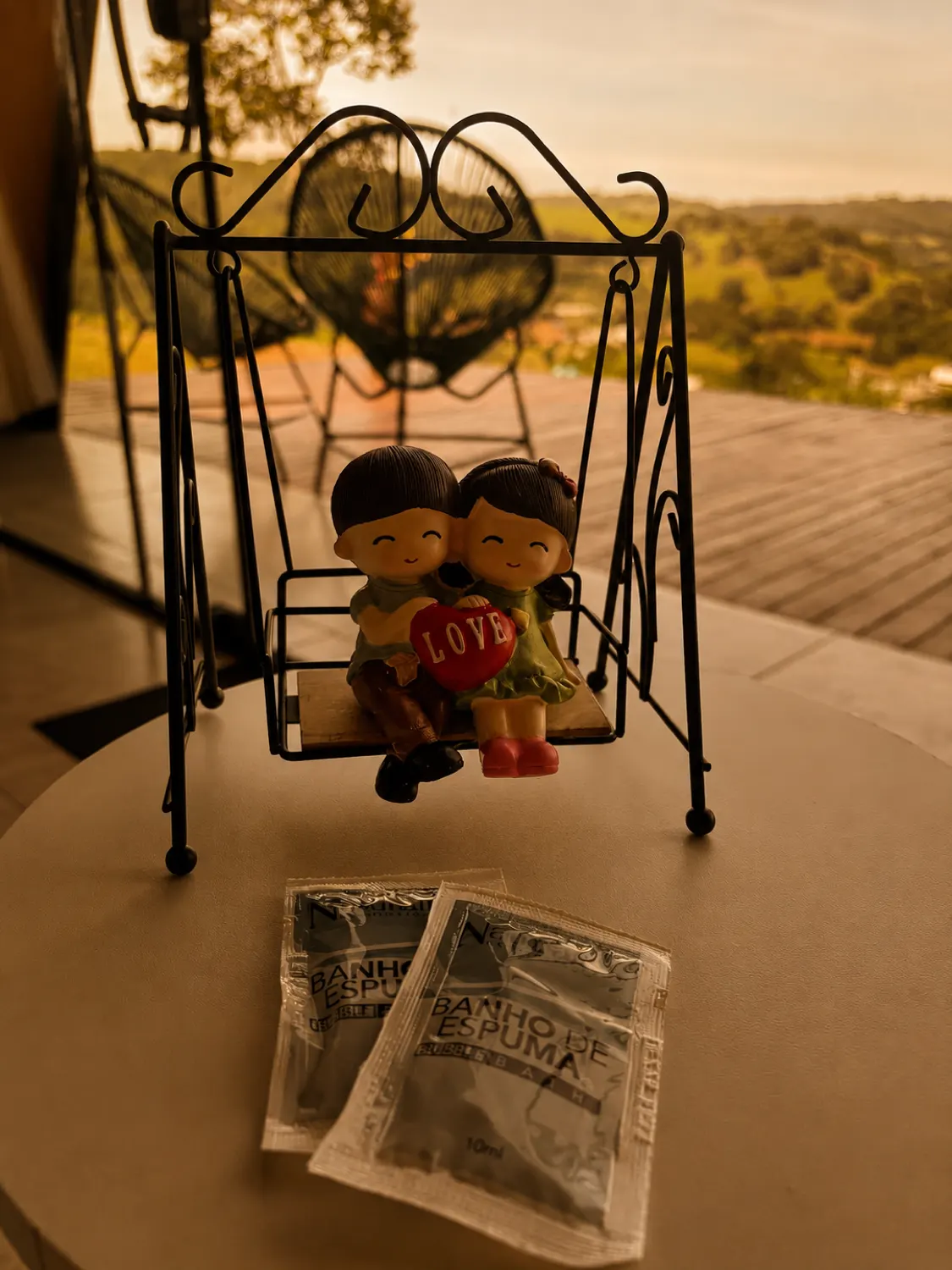 Detalhe no deck do Chalé da Lagoa, com a vista ao fundo