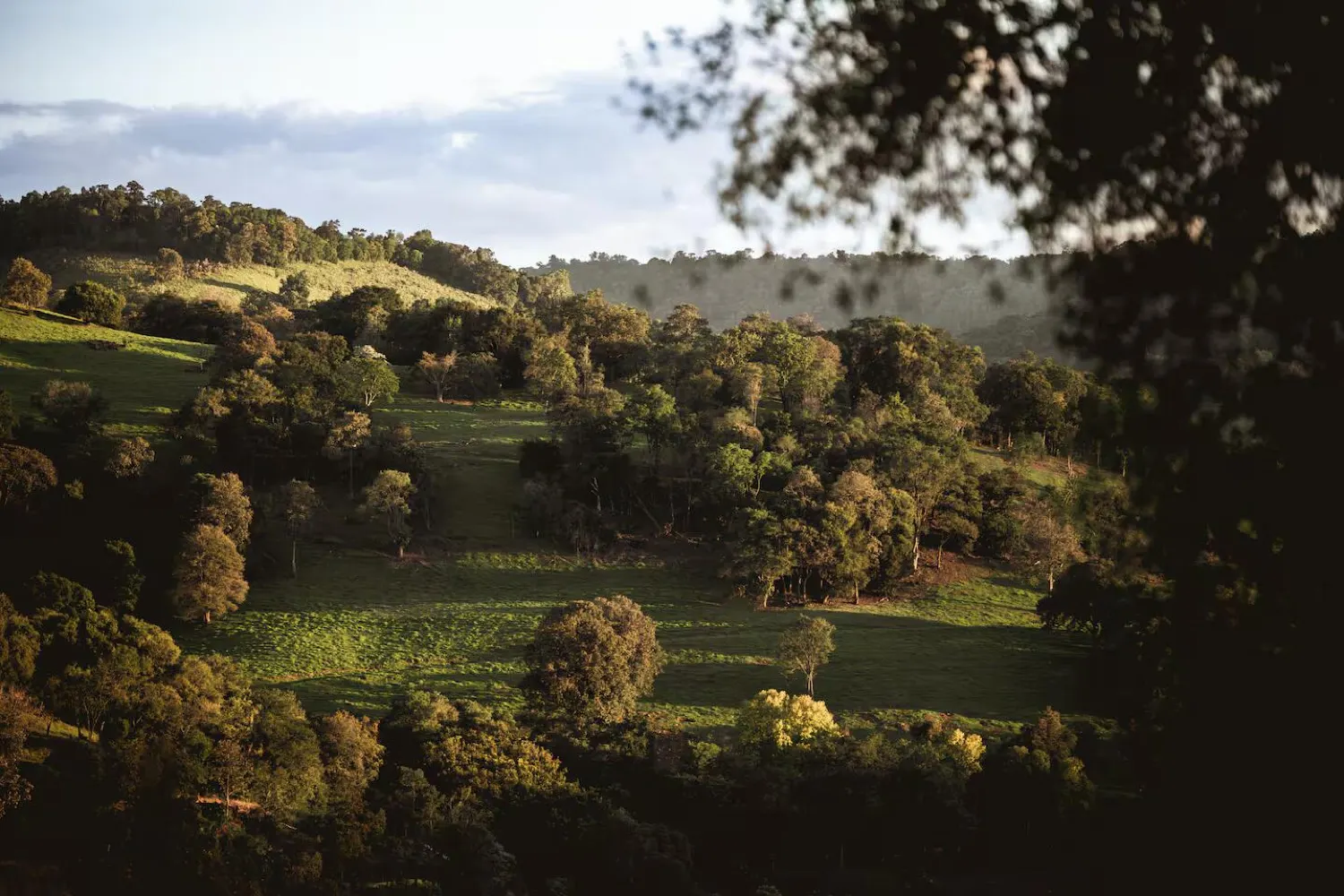Vale verde ao redor do Chalé da Lagoa