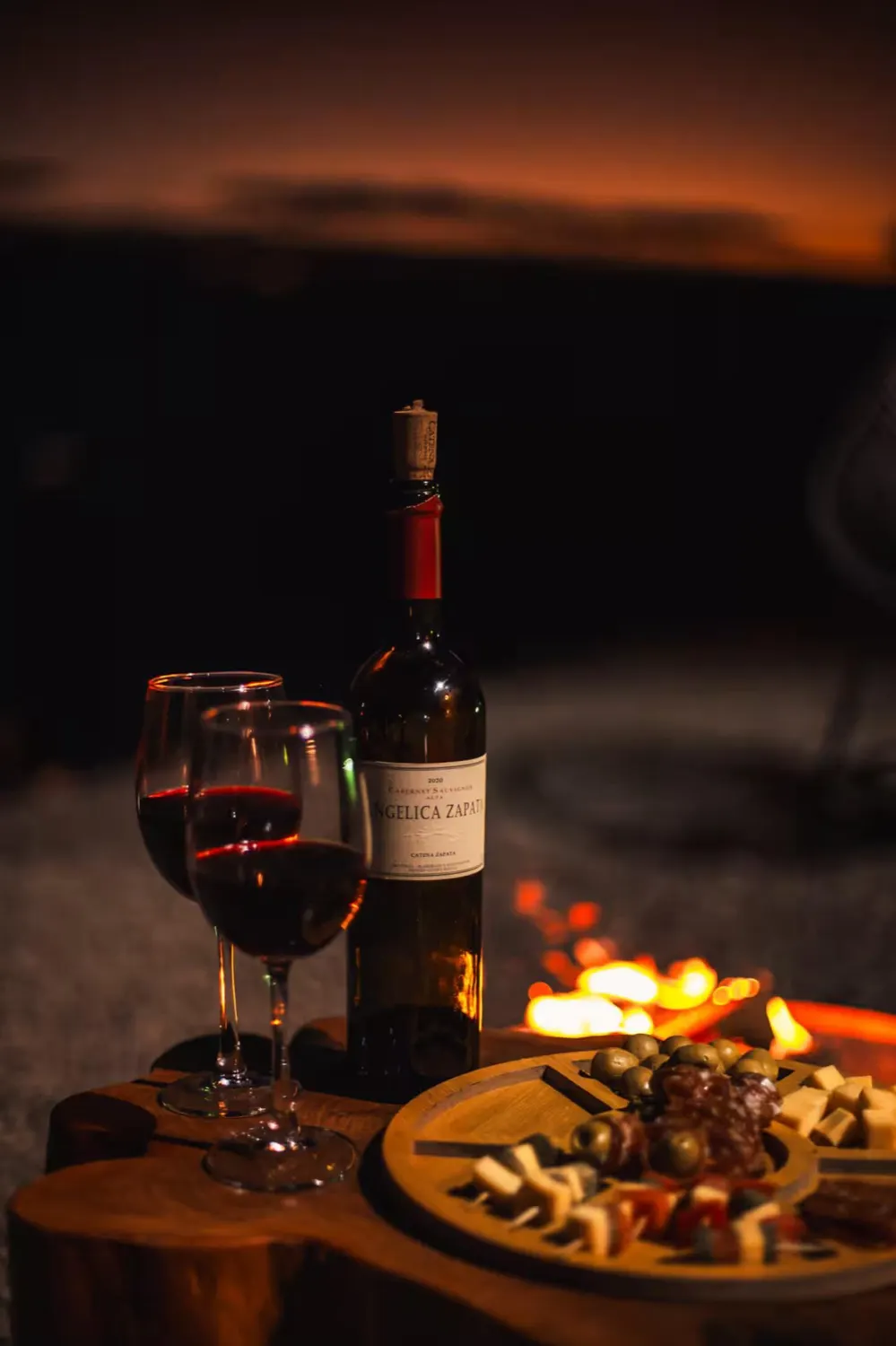 Taças de vinho à noite junto à fogueira do Chalé Refúgio